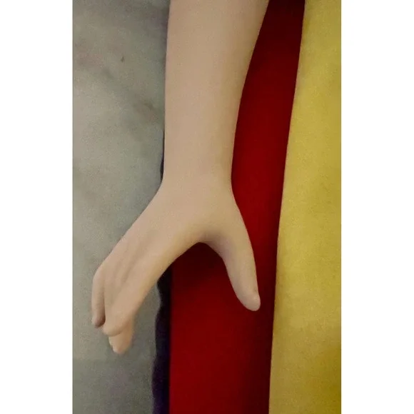 Anna Anando Snow White Porcelain Doll: Royal Heirloom Collection - Picture 6 of 10